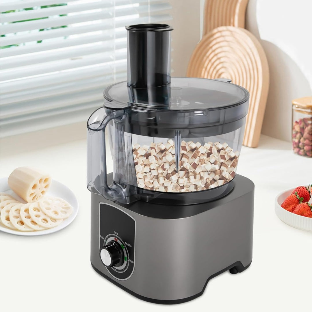Preparazione degli ingredienti in un robot da cucina con capacita dichiarata di 5 litri