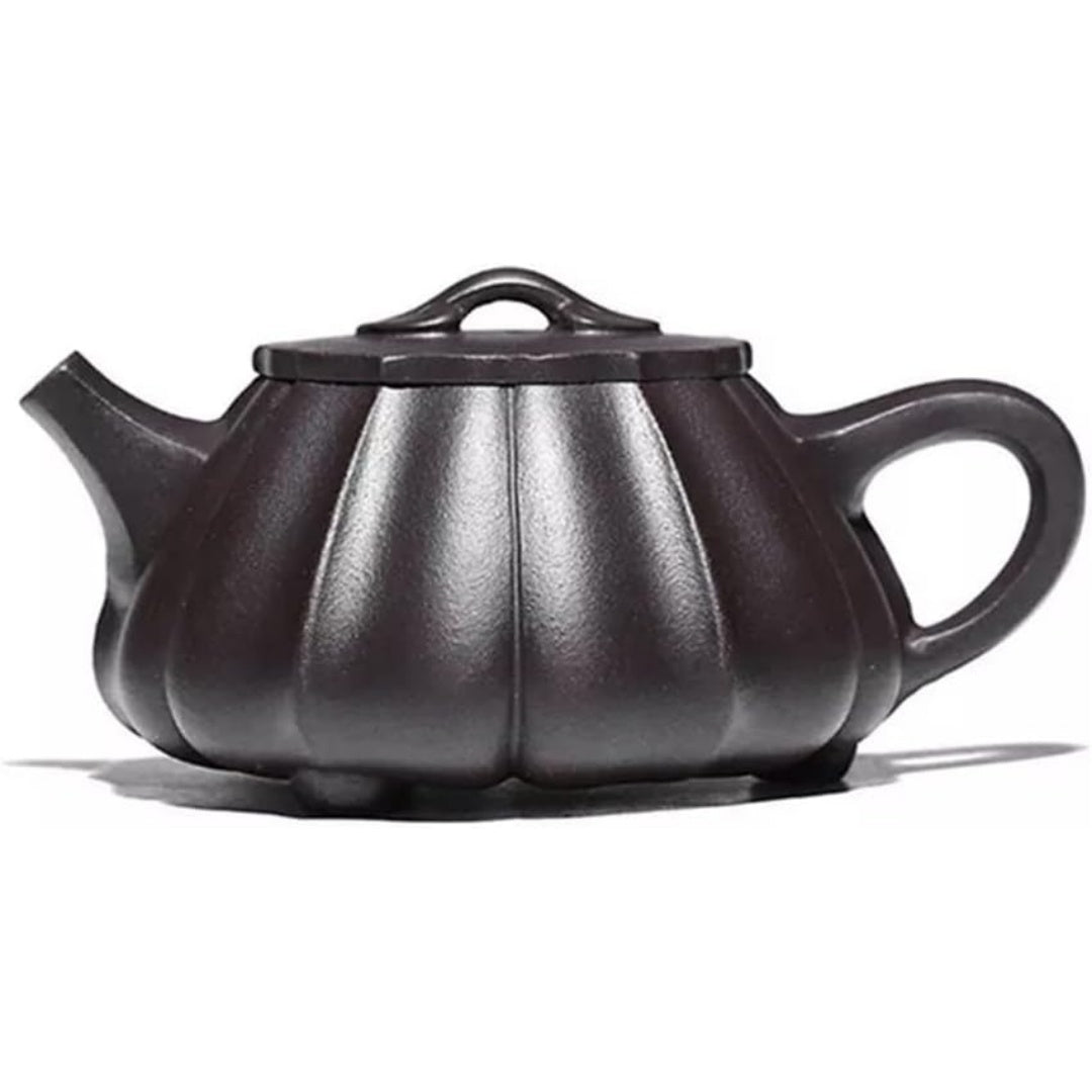 Una composizione di recipienti per la pausa del te di colore grigio e con impugnatura