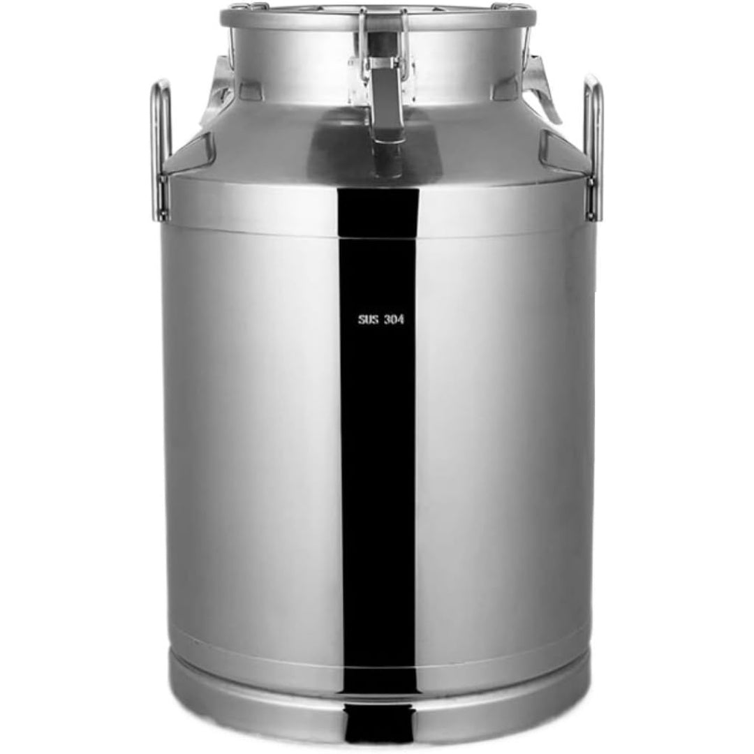 Preparazione dell'acqua in una caraffa elettrica con corpo in acciaio inox e con coperchio